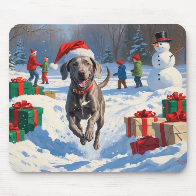 Weimaraner springer i snö med julhatt musmatta (Framsidan)