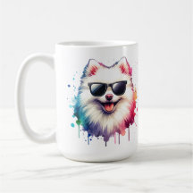 Weißer kleiner Spitz Hund mit Sonnenbrille