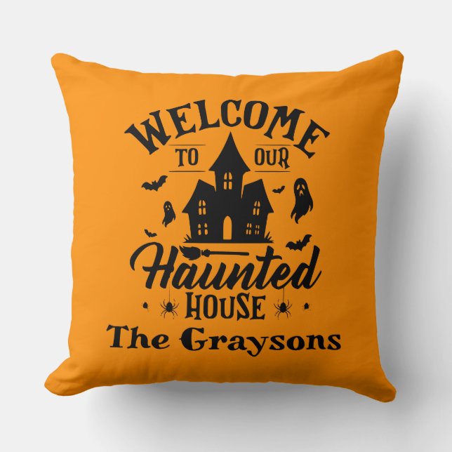 Welcome To Our House Halloween Spooky Decor Kudde (Framsida)
