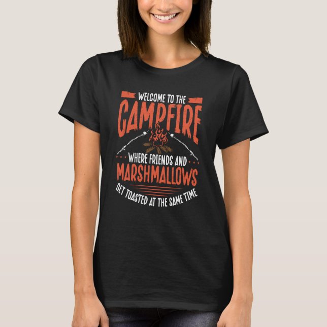 Welcome To The Campfire Where Friends And Marshmal T Shirt (Framsida)