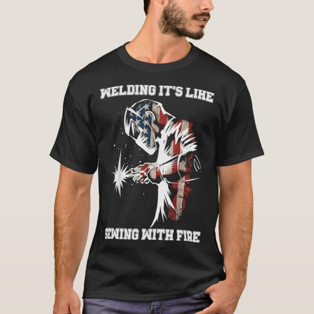Welding It's Like Sewing With Fire Welder American T Shirt (Framsida)