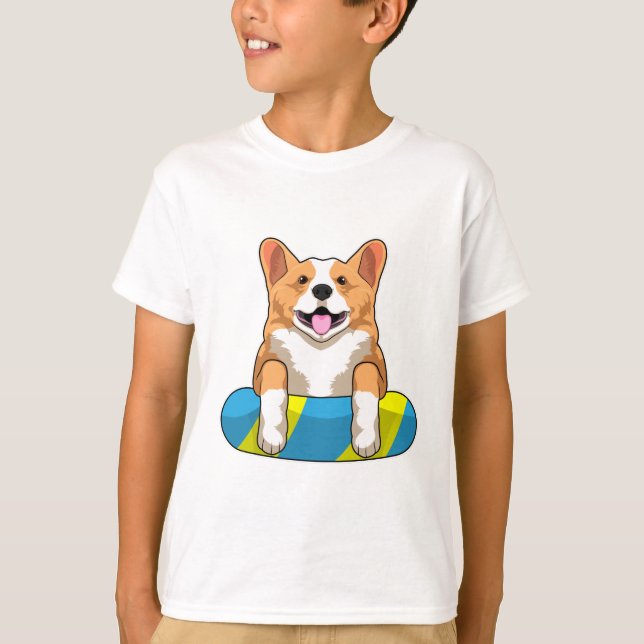 Welsh Corgi vid Swimming med Swimming board T Shirt (Framsida)
