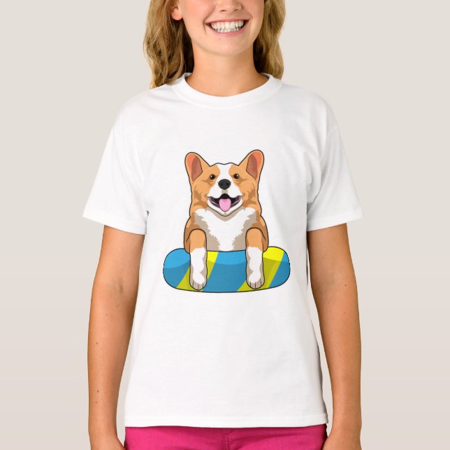 Welsh Corgi vid Swimming med Swimming board T Shirt (Framsida)