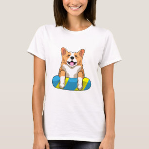 Welsh Corgi vid Swimming med Swimming board T Shirt