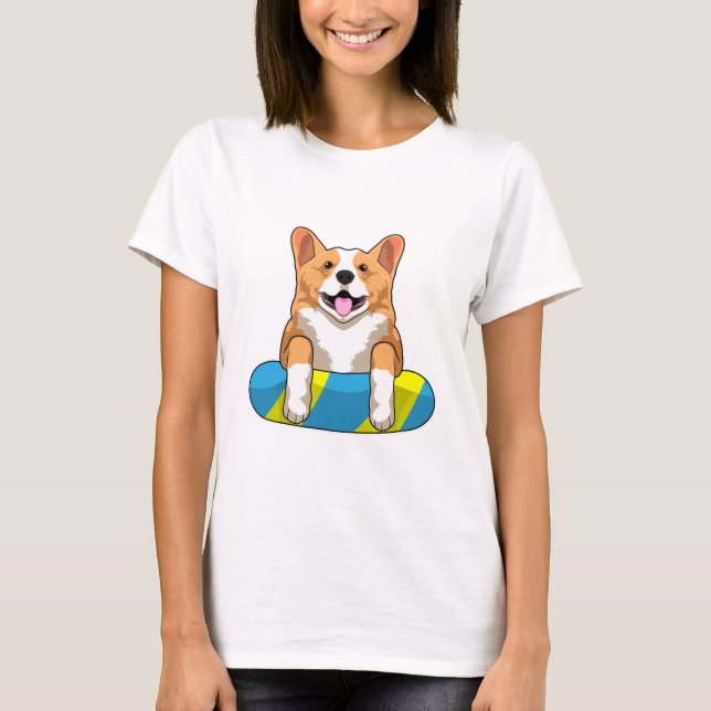 Welsh Corgi vid Swimming med Swimming board T Shirt (Framsida)