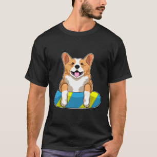 Welsh Corgi vid Swimming med Swimming board T Shirt