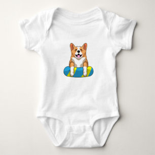 Welsh Corgi vid Swimming med Swimming board T Shirt