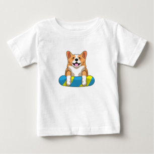 Welsh Corgi vid Swimming med Swimming board T Shirt
