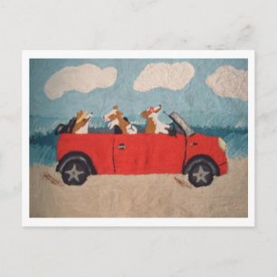 Welsh Corgis i en röd cabriolet på stranden Vykort