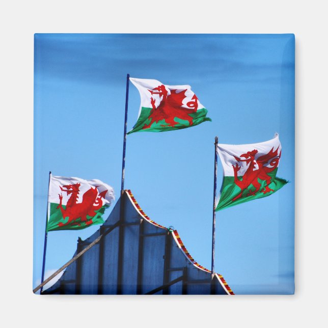 Welsh Flaggor som flyger högt i Towyn Magnet (Framsidan)