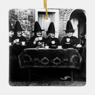 Welsh Witches with Tea Crone Teatime Julgransprydnad Keramik