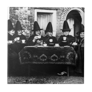 Welsh Witches with Tea Crone Teatime Kakelplatta