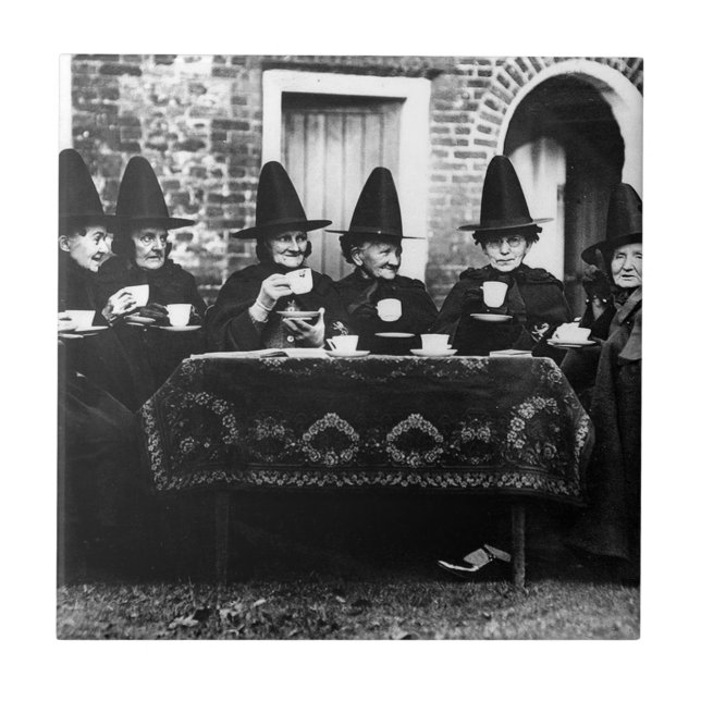 Welsh Witches with Tea Crone Teatime Kakelplatta (Framsidan)