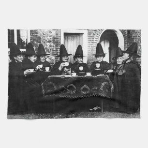 Welsh Witches with Tea Crone Teatime Kökshandduk