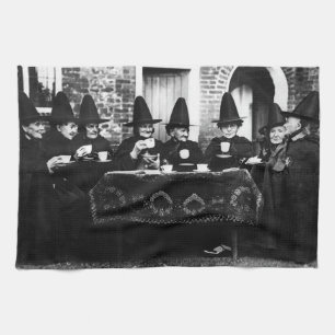Welsh Witches with Tea Crone Teatime Kökshandduk