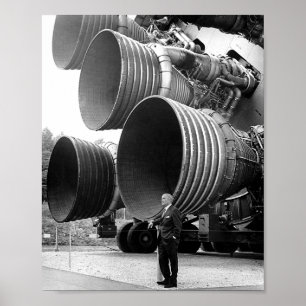 Wernher von Braun med F-1-motorer Poster