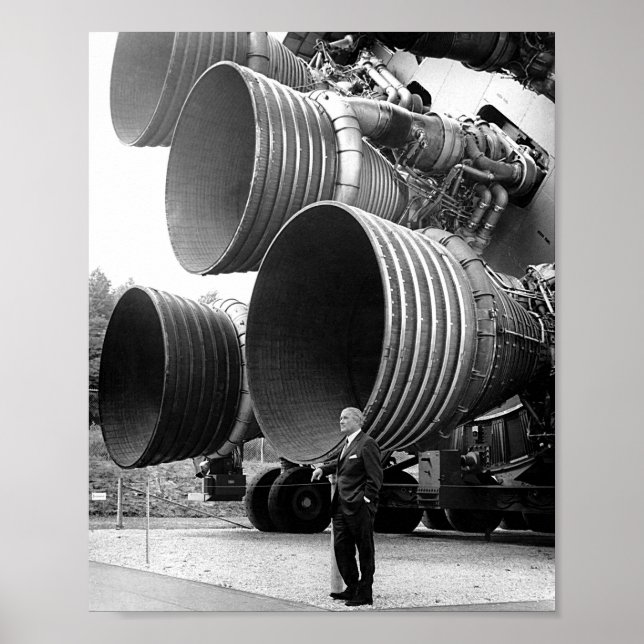 Wernher von Braun med F-1-motorer Poster (Framsidan)