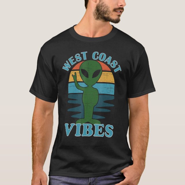 WEST COAST VIBES Alien Retro Sunset T Shirt (Framsida)