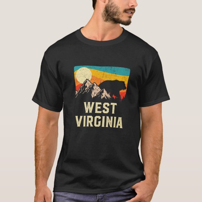 West Virginia Nature Wild Bear Retro Sunset Hiking T Shirt (Framsida)