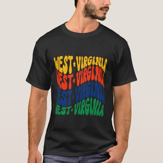 West Virginia Vågig Text Patriotisk Design T Shirt (Framsida)
