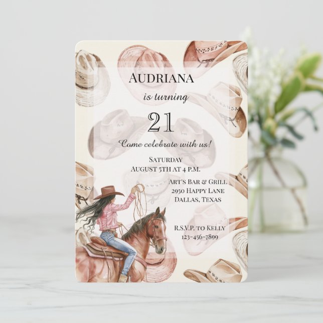 Western Black Hair Cowgirl Hats Birthday Inbjudningar (Stående Fram)