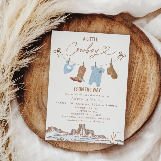 Western Blue Clothesline Little Cowboy Baby Shower Inbjudningar (Cowboy Baby Shower Invitations, A little Cowboy Is On The Way Baby Shower Invitation Template)