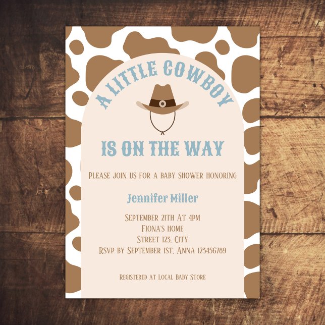 Western Cowboy Cow Print Boy Shower Inbjudningar (cowboy western baby boy shower invitation beige cow print cowboy hat arch baby blue)