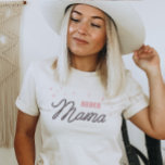 Western Cowgirl Anpassningsbar Rodeo Mamma T Shirt<br><div class="desc">Tittar du för perfekten till den bästa Rodeo-Mamman av en liten cowgirl? Denna westerna mamma är perfekten för land och mammor! Det unika repet som säger "Mamma" omges av mousserande rosa stjärnor. Enkel att anpassa året. Det här är en underbar gåva till nya mammas, din Mamma, din Mammor Mamma, din...</div>