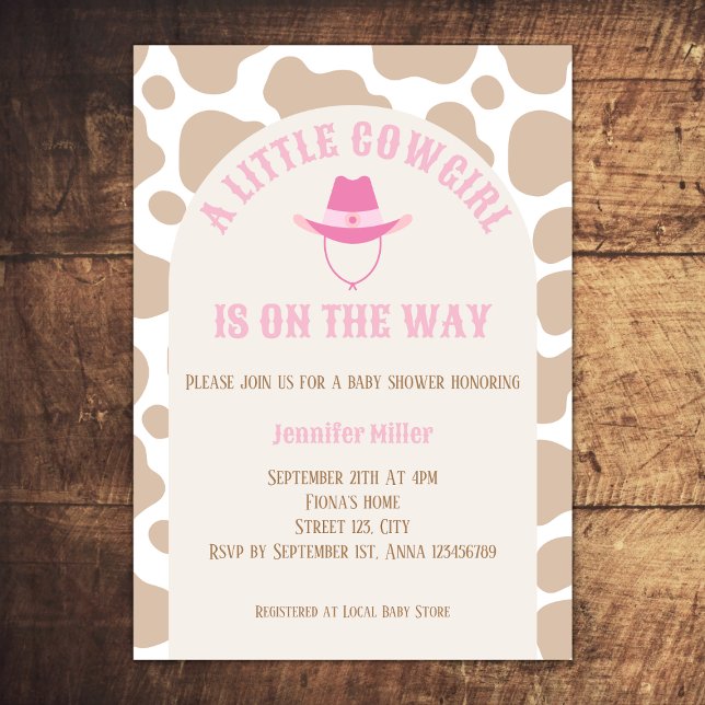 Western Cowgirl Cow Print Girl Baby Shower Inbjudningar (cowgirl western baby girl shower invitation beige cow print cowboy hat arch baby pink)