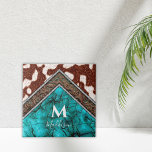 Western Faux-läderturkos Mix Monogram Kakelplatta<br><div class="desc">Vacker,  faux,  brun och vit päls,  faux-lädertrim med turkos inlagd färg och faux turcoise marbling blandning. Lägg till ditt namn med mallarna för första och efternamn i monogrammet. Lite western,  rustik,  kan tillföra en stor Wow till vilket hushåll som helst eller köksskygn.</div>