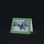 Western julkortvintageren w/snowman helgkort<br><div class="desc">Westernt utforma på denna underhållande julhälsning med gott nytt år önskar. Ett vintagefoto visar en man som rider en ren, eller det kan faktiskt vara en älg - men för helgdaganden, ska vi appell det en ren. Det finns en rolig lek på ord i förse med text, hoppas vi alla...</div>