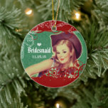 Western Saddle Cowgirl Bridesmaid Horse Ranch Julgransprydnad Keramik<br><div class="desc">Westerna Saddle Blonde Cowgirl bröllopsfest Gifts. Westerna Ranch Lodge Rodeo BBQ 50's Pin Up Girl, Old Hollywood Bröllop Theme Red and Grönt Bröllop Keepsaké Bröllopsfest Maid of honor eller Flower Girl också. Bröllopsfestens favoriter - om du vill ändra bakgrund färg - klicka på anpassa - klicka på Redigera - välj...</div>