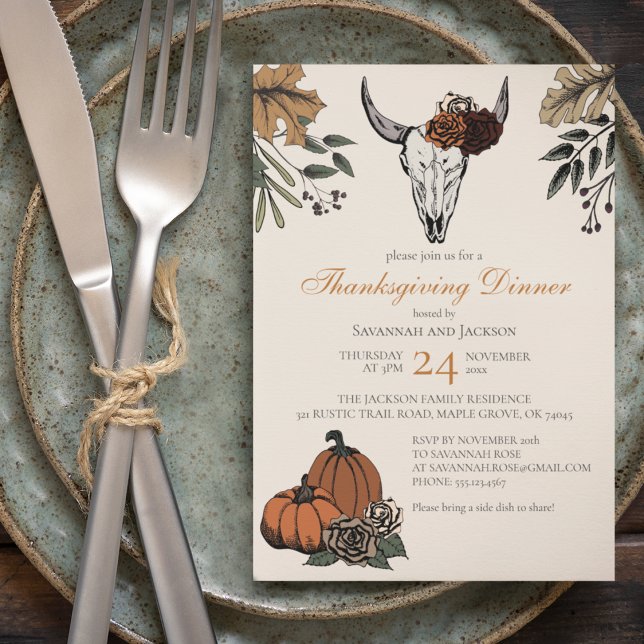 Western Thanksgiving Cow Skull Fall Harvest Inbjudningar (Thanksgiving or Friendsgiving Invitation. Hand-Drawn Cow Skull, Roses, Pumpkins, Fall Leaves in Ink.)