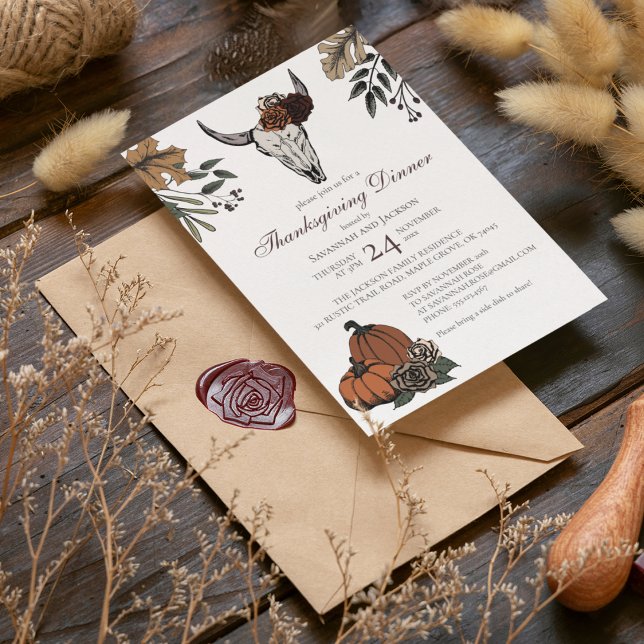 Western Thanksgiving Cow Skull Fall Harvest Inbjudningar (Elegant Thanksgiving Cow Skull White Invitation. Hand-Drawn Cow Skull, Horns, Roses & Fall Pumpkins.)
