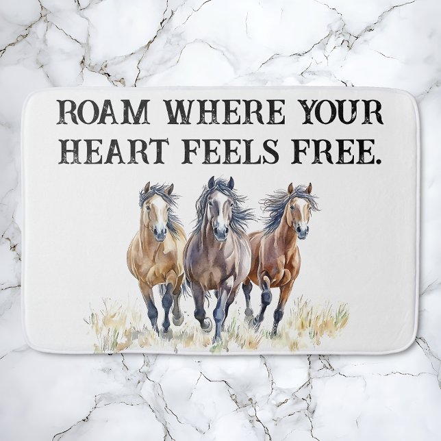 Western Vild och gratis Mustang Horses Badrumsmatta (Roam where your heart feels free.  Wild Western mustang horse trio bath mat.)