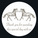 Western Wood Horse Land Rustic Bröllop Runt Klistermärke<br><div class="desc">Lägg till lite roligt på korten, eller bröllop och party favors med den här söta westerna hästhäftdekalen för hand plockade. Hästdekaler från Equestrien är perfekter för land, Österrike och westerna bröllop * företag * party * insamlare och välgörenhetsorganisationer. Rulla ner om du vill visa matchande produkter som du kan ha...</div>