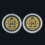 Westerna Cowboy Rustic Marskalkar Namn Monogram Cufflinks<br><div class="desc">Personliger för marskalkar med westernt cowboytema. Dekorerad med cowboyhatt med vintagens westerna typsnitt. Text och bakgrund färg kan redigeras med hjälp av Design Verktyg för att passa tillfälle. Skaffa den här anpassade presenten för bröllop,  reklamfest,  förlovningsfest eller andra specialtillfällen.</div>