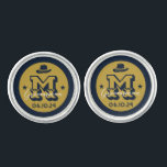 Westerna Cowboy Rustic Marskalkar Namn Monogram Cufflinks<br><div class="desc">Personliger för marskalkar med westernt cowboytema. Dekorerad med cowboyhatt med vintagens westerna typsnitt. Text och bakgrund färg kan redigeras med hjälp av Design Verktyg för att passa tillfälle. Skaffa den här anpassade presenten för bröllop,  reklamfest,  förlovningsfest eller andra specialtillfällen.</div>