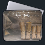 Westerna CowboyBoots Rustic Barn Monogram<br><div class="desc">Den här roligten har Rustic laptop sleeve två cowboystövlar och en logg med ljus. För western- eller hästälskare. Skapat av Simply Farmhouse Press; fotografi av Melanie Mauer på Unsplash.</div>