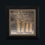 Westerna CowboyBoots Rustic Barn Monogram Minnesask<br><div class="desc">Den här roligten har en rustik presentlåda två par cowboystövlar och en logghållvägg med sträng ljus. För western- eller hästälskare. Anpassa den med ett enda namn eller lägg till ett pars namn. Skapat av Simply Farmhouse Press; fotografi av Melanie Mauer på Unsplash.</div>