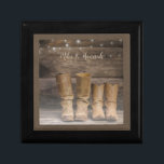 Westerna CowboyBoots Rustic Barn Monogram Minnesask<br><div class="desc">Den här roligten har en rustik presentlåda två par cowboystövlar och en logghållvägg med sträng ljus. För western- eller hästälskare. Anpassa den med ett enda namn eller lägg till ett pars namn. Skapat av Simply Farmhouse Press; fotografi av Melanie Mauer på Unsplash.</div>