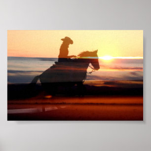 Westerna Cowgirl som kör ut i solnedgången Poster