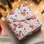 Westerna Julafton Cowboy Boots, Pinecones och Berr Presentpapper<br><div class="desc">En festlig western julklapp som är papper för hennes handritade illustrationer av cowgirl-skor,  gräs-koner och vinterhallon mot mjuk rosa.</div>