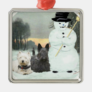 Westie & Scottie bygger en snöman Julgransprydnad Metall