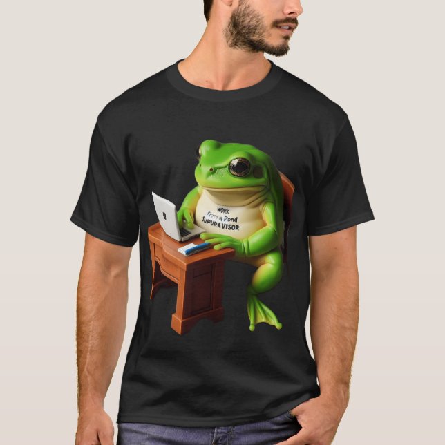 WFH Manager Frog at Desk Humor Shirt T Shirt (Framsida)