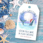 Whale Santa Seas och Hälsning Nautiska jul Presentetikett<br><div class="desc">Tillsätt lite nautisk roligt till presenter med dessa söta Juletiketter med en vattenfärgad val med en julhatt som simmar i havet under ett magiskt måne och stjärnor med ljus som dekorerar svan. Hälsningen "Seas & Hälsning" och "Wishing you a val of a bra jul", tillsammans med namn kan vara personlig....</div>