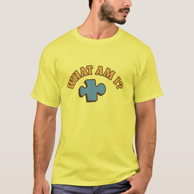 “What Am I?” Puzzle Piece T-Shirt – Fun Retro Ridd (Framsida)