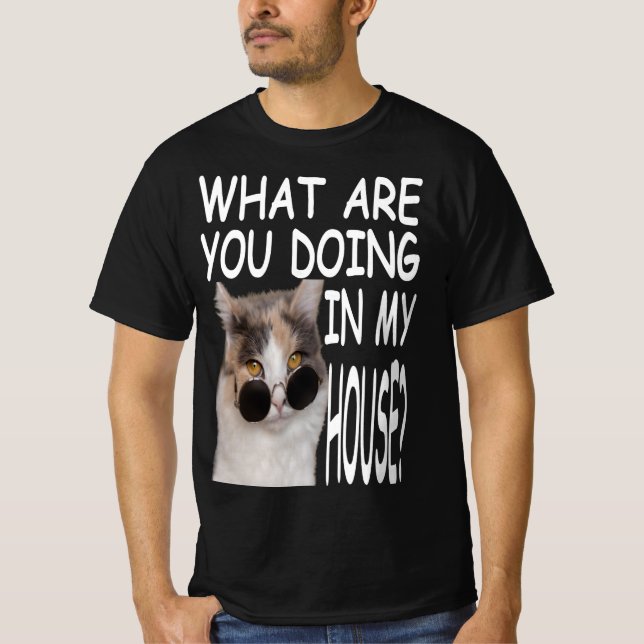 What Are You Doing In My House Cat House T Shirt (Framsida)