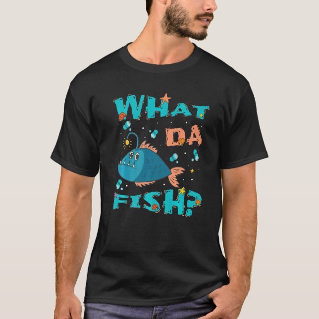 What da Fish  quote Fish meme outfit for men women T Shirt (Framsida)