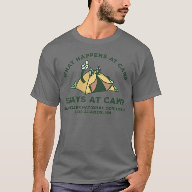 What Happens At Camp Bandelier National Monument f T Shirt (Framsida)
